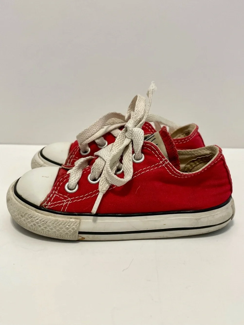 Converse All Star Chuck Taylor Classic Low Top Kids Sneakers Youth Size 6 Red